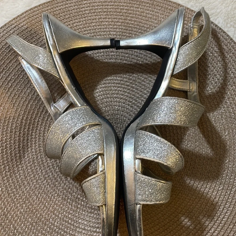 Apt. 9 Silver Heels‎